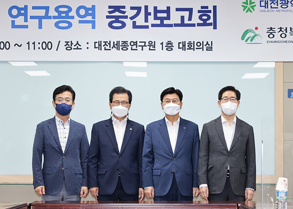 충청권 4개 시도지사가 지난해 8월 열린 메가시티 연구용역 중간보고회에 참석한 모습. 왼쪽부터 허태정 대전시장, 이시종 충북지사, 이춘희 세종시장, 양승조 충남지사. 자료사진. 
